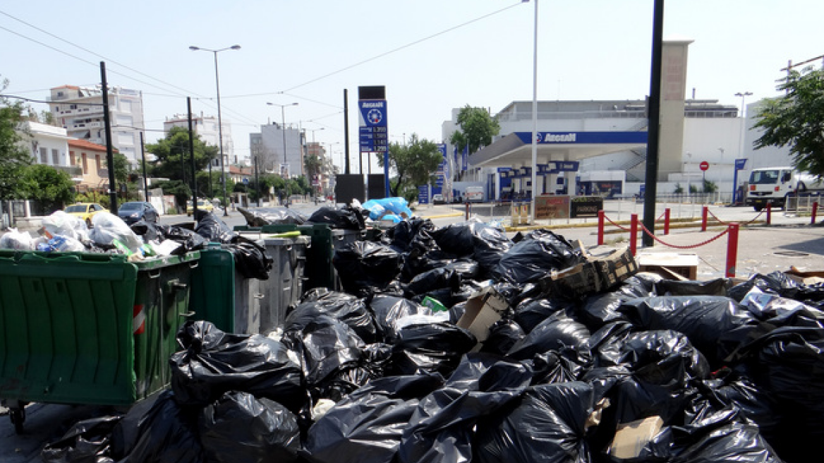 Ιατρικός Σύλλογος Πειραιά: Άμεσος κίνδυνος για τη δημόσια υγεία η συσσώρευση σκουπιδιών